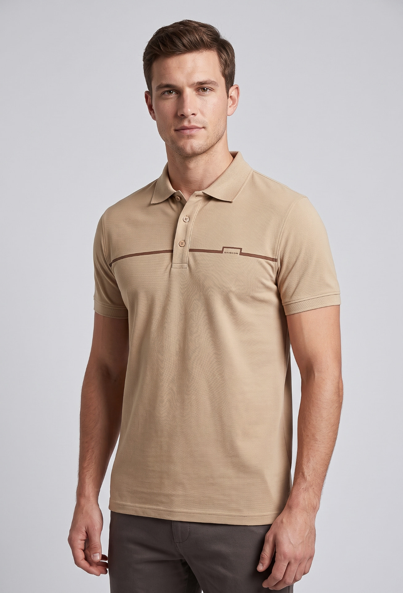 Modelo vestindo camisa gola polo bege Wavecore