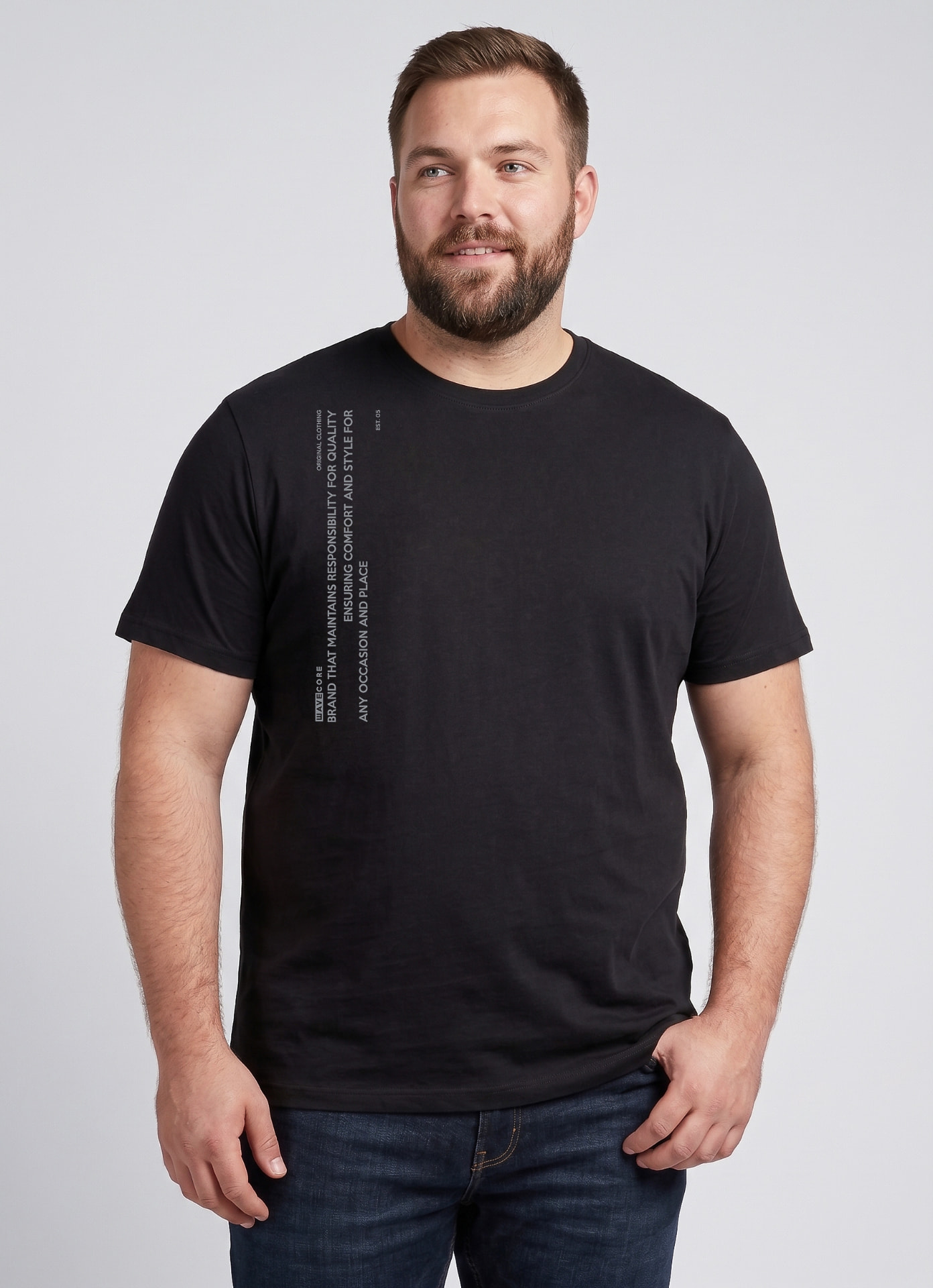 Modelo vestindo t-shirt preta masculina Wavecore